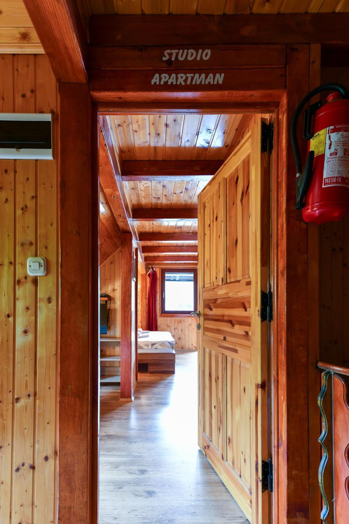 Guest House Martin Korana Екстер'єр фото
